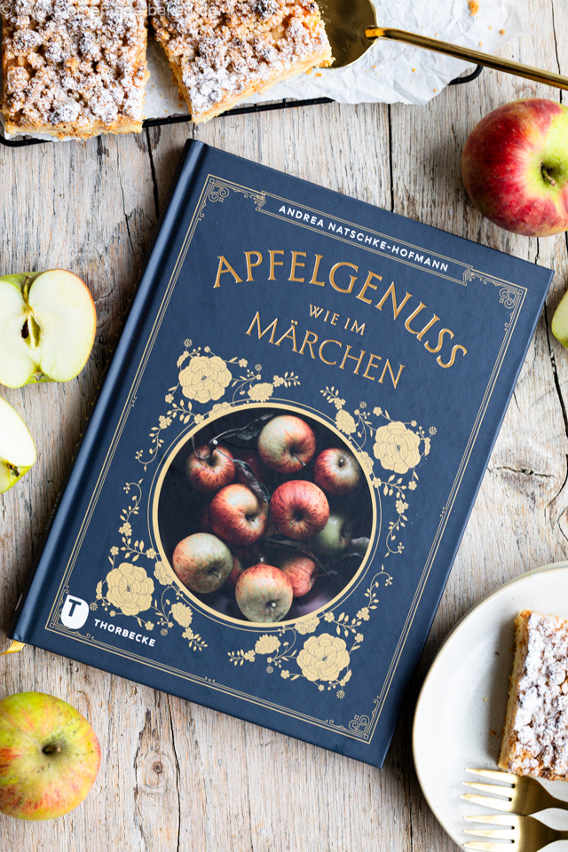 Apfelkuchen vom Blech mit Marzipanstreuseln - aus dem Buch "Apfelgenuss wie im Märchen"