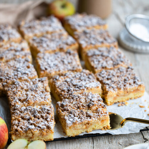 Apfelkuchen vom Blech mit Marzipanstreuseln - aus dem Buch "Apfelgenuss wie im Märchen"