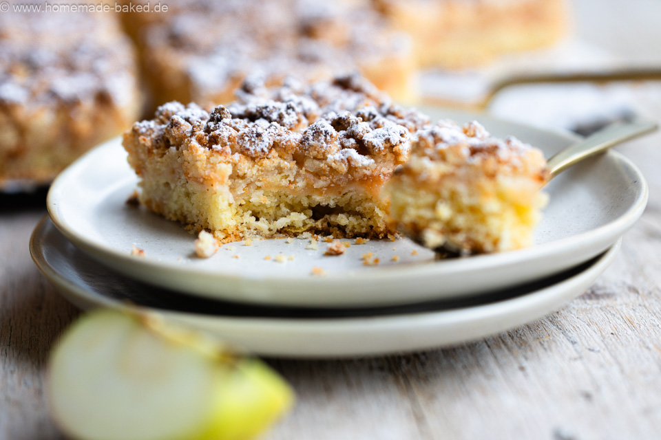 Apfelkuchen vom Blech mit Marzipanstreuseln - aus dem Buch "Apfelgenuss wie im Märchen"