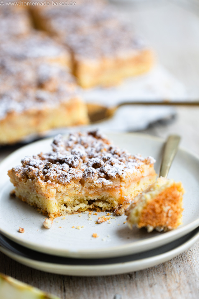 Apfelkuchen vom Blech mit Marzipanstreuseln - aus dem Buch "Apfelgenuss wie im Märchen"