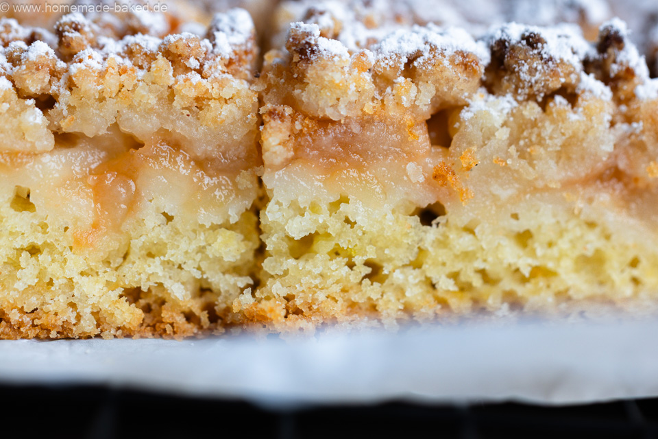 Apfelkuchen vom Blech mit Marzipanstreuseln - aus dem Buch "Apfelgenuss wie im Märchen"