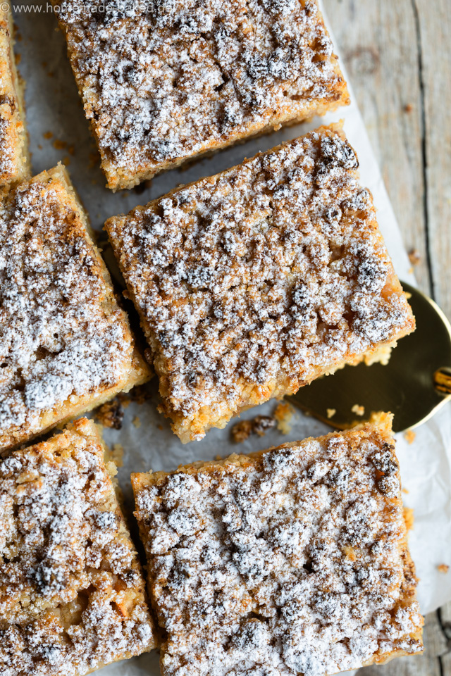 Apfelkuchen vom Blech mit Marzipanstreuseln - aus dem Buch "Apfelgenuss wie im Märchen"