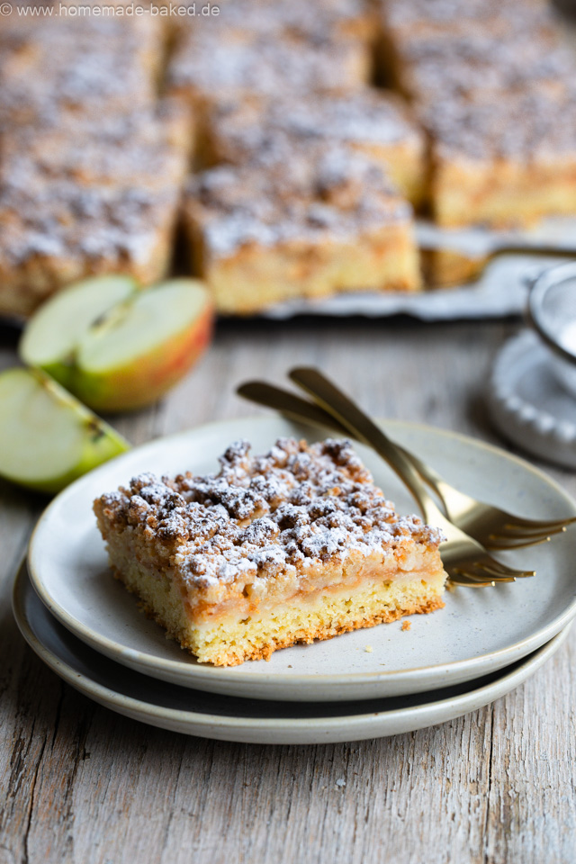 Apfelkuchen vom Blech mit Marzipanstreuseln - aus dem Buch "Apfelgenuss wie im Märchen"