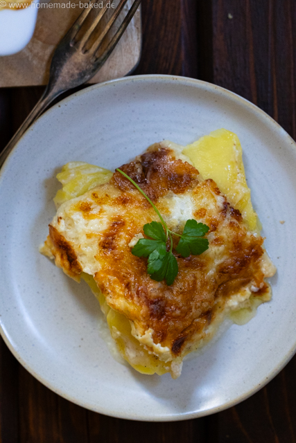 Klassisches Kartoffelgratin - außen knusprig, innen cremig und aromatisch
