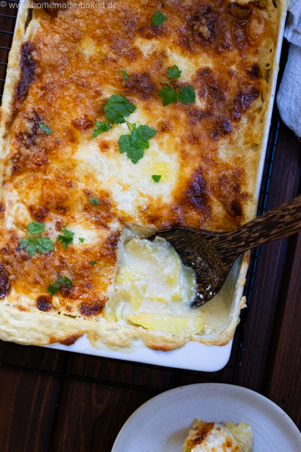 Klassisches Kartoffelgratin - außen knusprig, innen cremig und aromatisch
