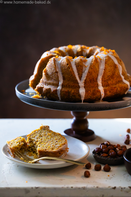Saftiger Kürbis-Nuss-Gugelhupf mit Orangenguss - einfach und so lecker!