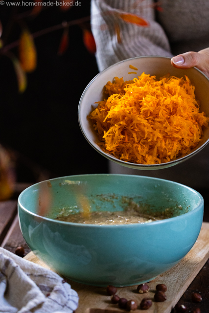 Saftiger Kürbis-Nuss-Gugelhupf mit Orangenguss - einfach und so lecker!