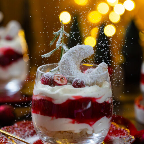 Vanillekipferl-dessert mit Cranberrykompott