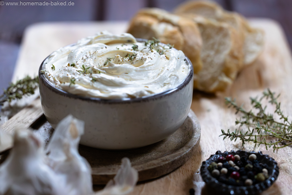 Karamellisierte Knoblauchbutter - aromatisch, cremig und perfekt zu frisch gebackenem Brot