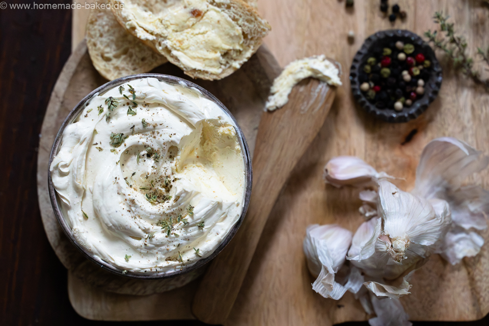 Karamellisierte Knoblauchbutter - aromatisch, cremig und perfekt zu frisch gebackenem Brot