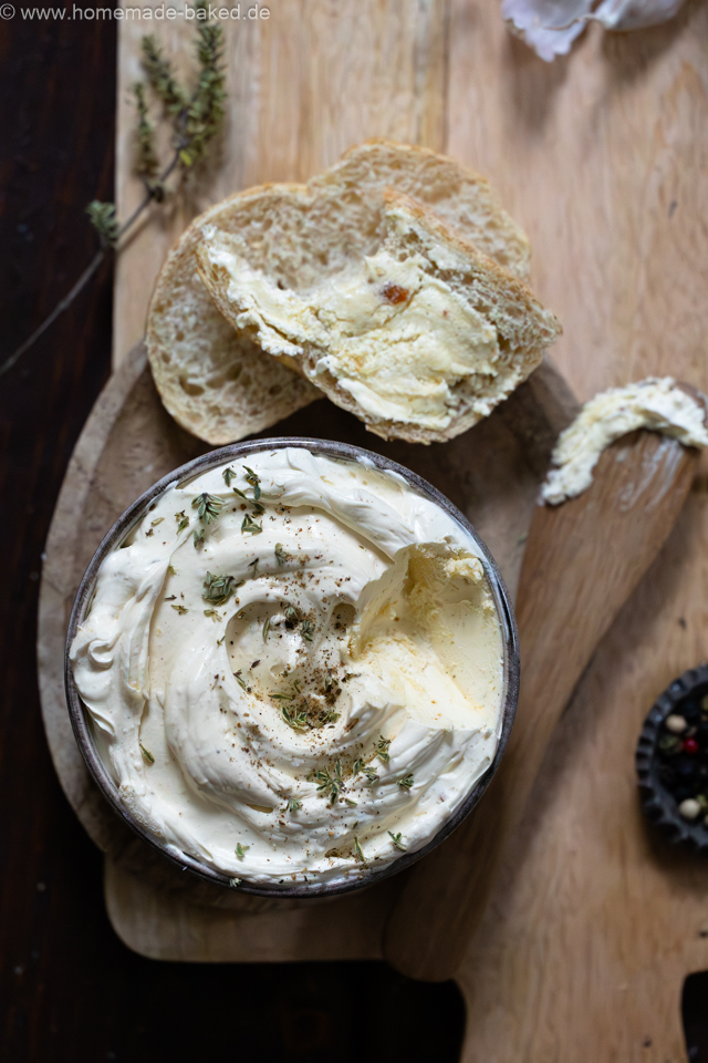 Karamellisierte Knoblauchbutter - aromatisch, cremig und perfekt zu frisch gebackenem Brot