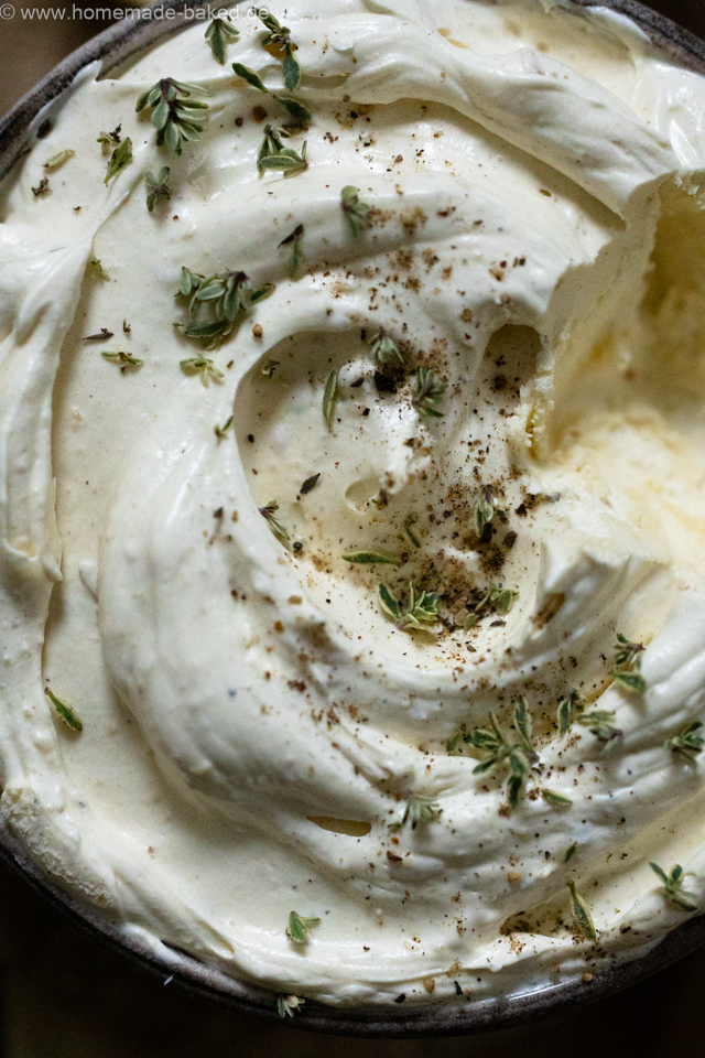 Karamellisierte Knoblauchbutter - aromatisch, cremig und perfekt zu frisch gebackenem Brot