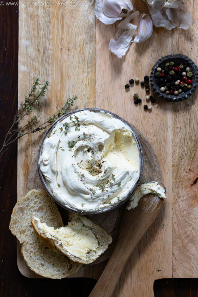 Karamellisierte Knoblauchbutter - aromatisch, cremig und perfekt zu frisch gebackenem Brot