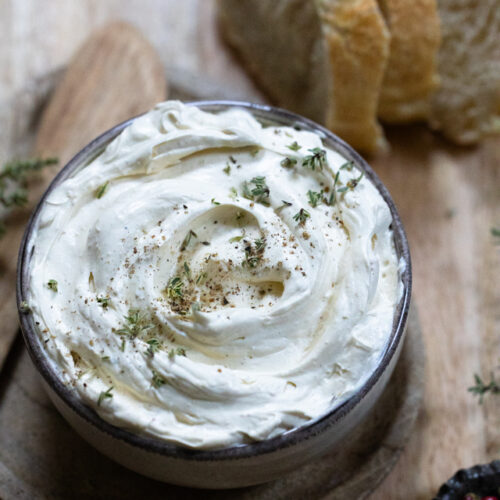 Karamellisierte Knoblauchbutter - aromatisch, cremig und perfekt zu frisch gebackenem Brot