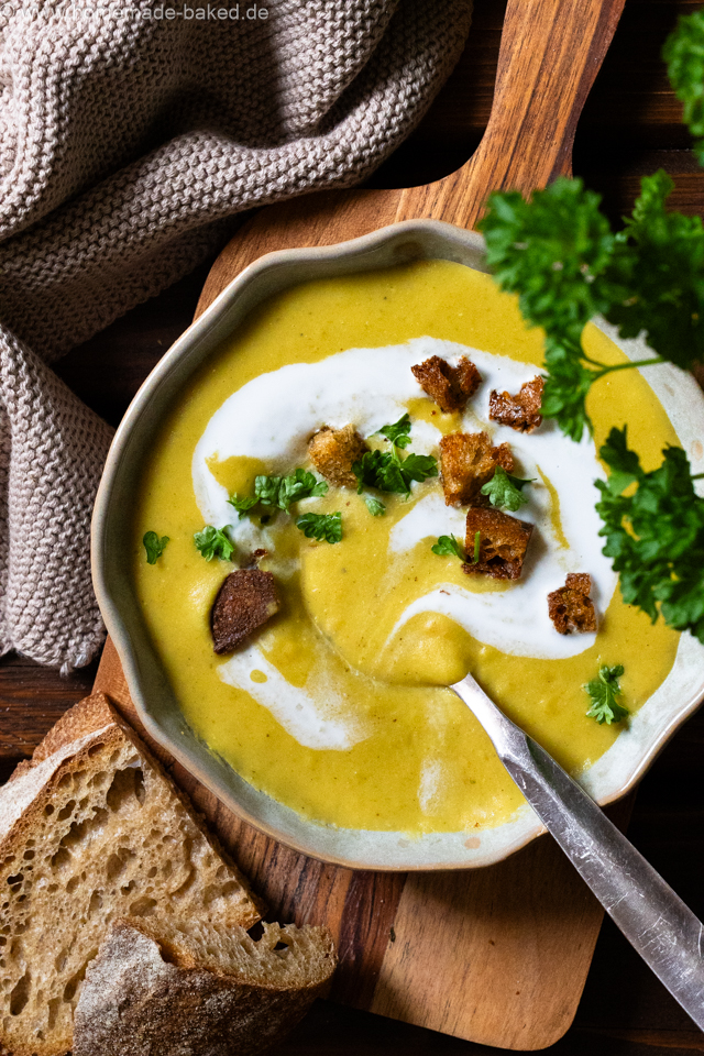 Vegane gelbe Linsen-Kokos-Suppe mit Curry – würzig, gesund und sättigend