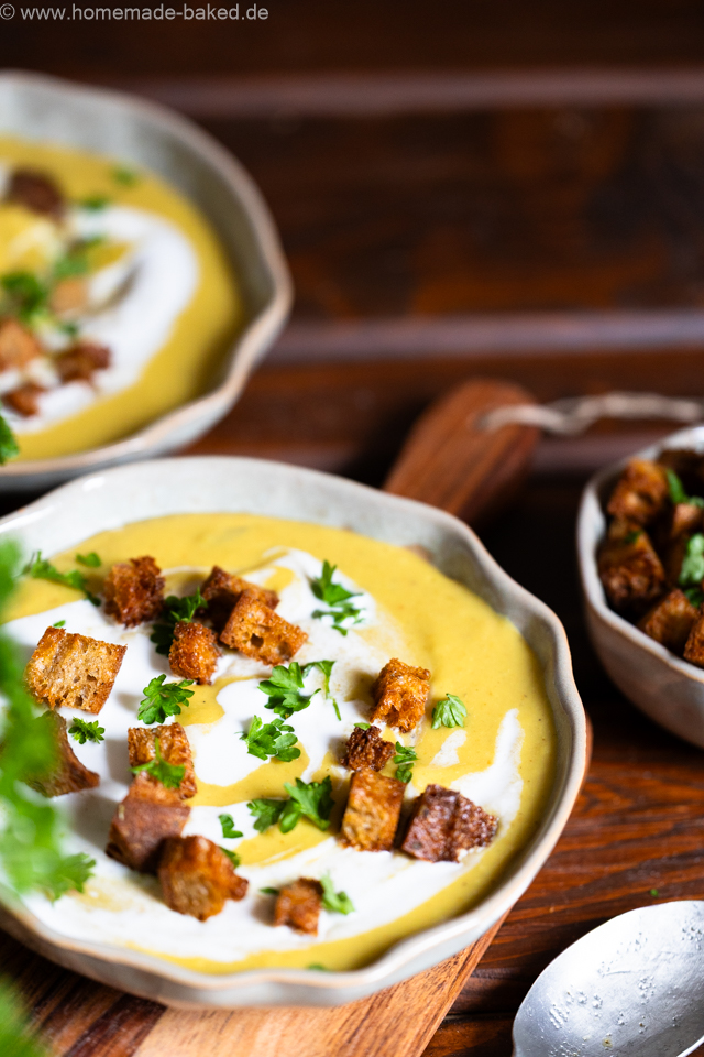 Vegane gelbe Linsen-Kokos-Suppe mit Curry – würzig, gesund und sättigend