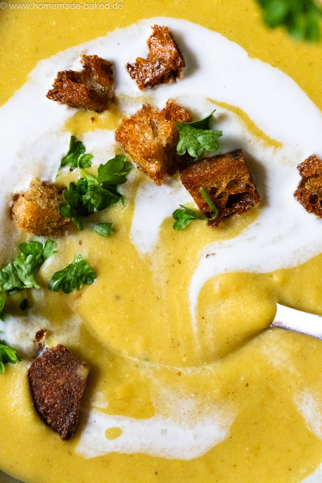 Vegane gelbe Linsen-Kokos-Suppe mit Curry – würzig, gesund und sättigend