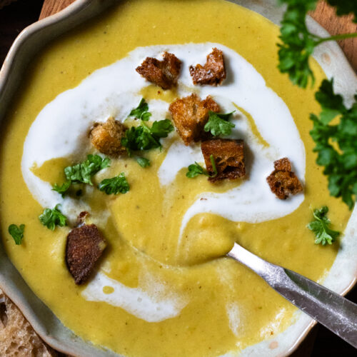 Vegane gelbe Linsen-Kokos-Suppe mit Curry – würzig, gesund und sättigend