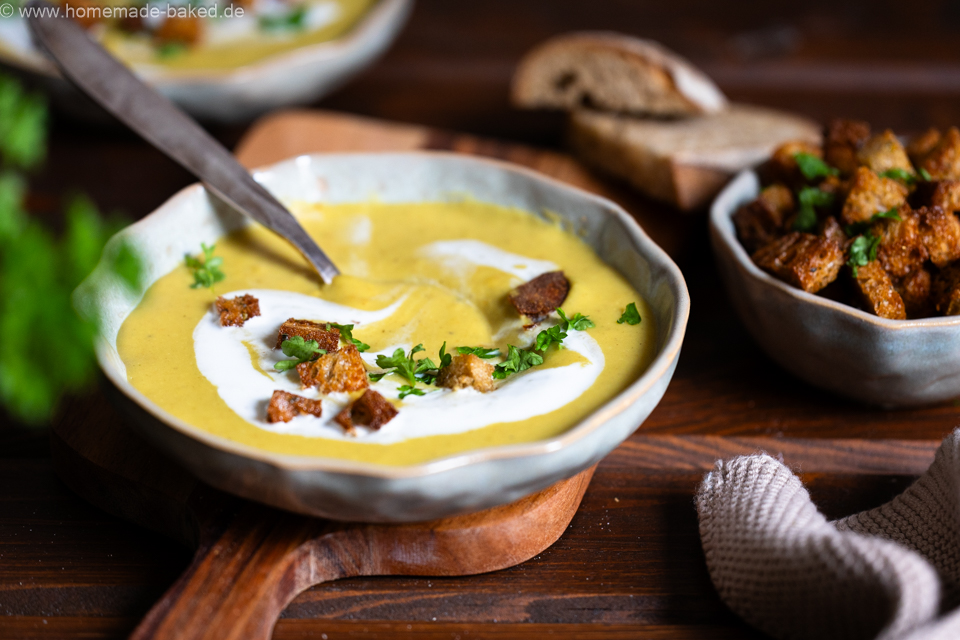 Vegane gelbe Linsen-Kokos-Suppe mit Curry – würzig, gesund und sättigend