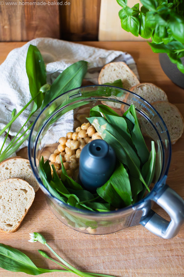Zutaten für Bärlauchhummus im Mixer: Kichererbsen, Tahini, Zitronensaft, frischer Bärlauch
