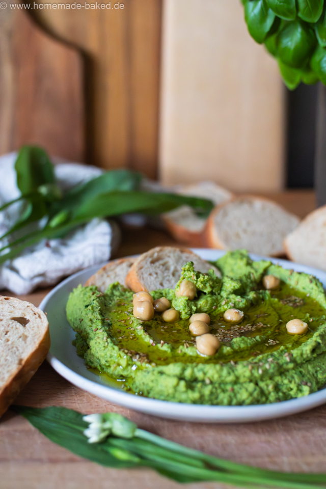 Cremiger Bärlauchhummus in einer Schale, garniert mit Olivenöl und frischem Bärlauch – frischer Frühlingsdip aus Kichererbsen