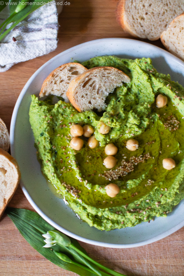 Cremiger Bärlauchhummus in einer Schale, garniert mit Olivenöl und frischem Bärlauch – frischer Frühlingsdip aus Kichererbsen