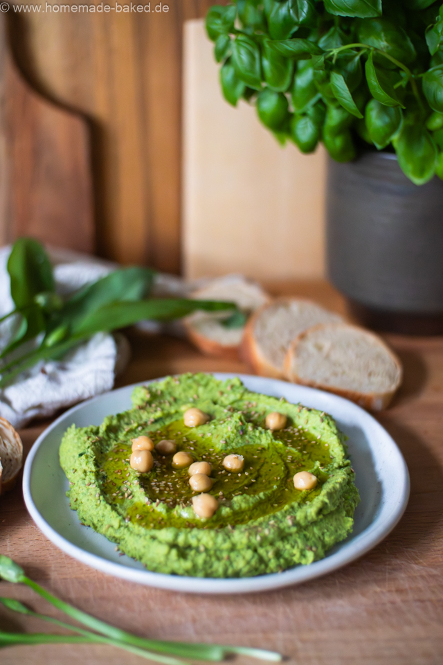 Cremiger Bärlauchhummus in einer Schale, garniert mit Olivenöl und frischem Bärlauch – frischer Frühlingsdip aus Kichererbsen