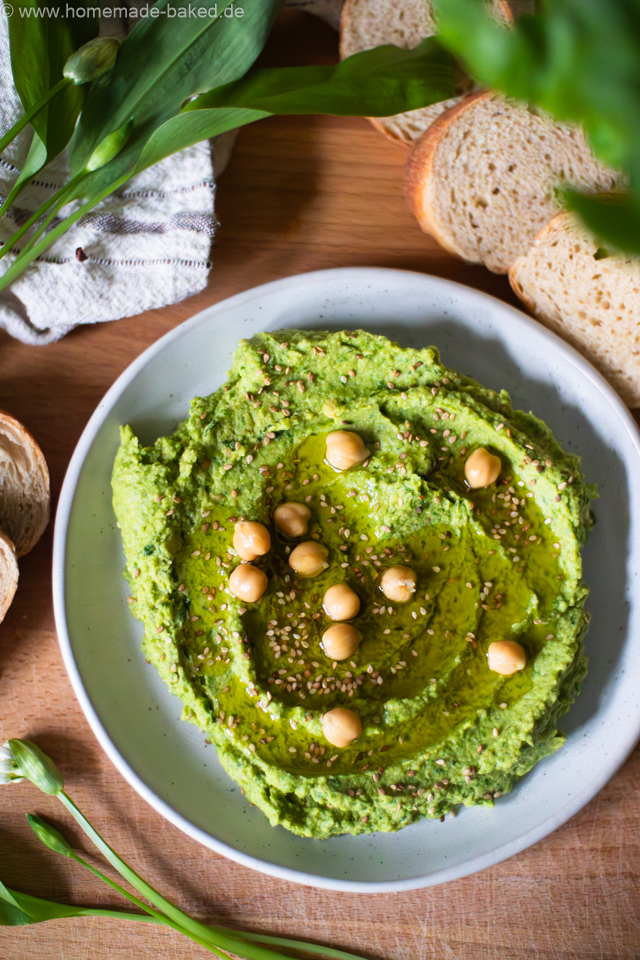 Cremiger Bärlauchhummus in einer Schale, garniert mit Olivenöl und frischem Bärlauch – frischer Frühlingsdip aus Kichererbsen