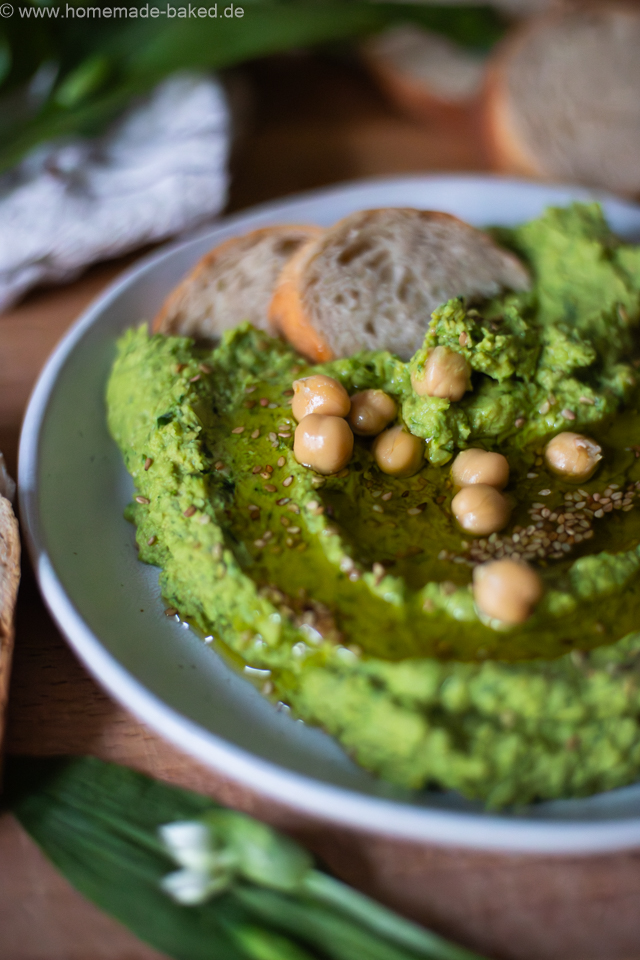 Cremiger Bärlauchhummus in einer Schale, garniert mit Olivenöl und frischem Bärlauch – frischer Frühlingsdip aus Kichererbsen
