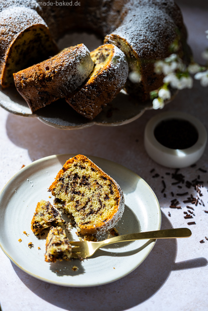 Ein Stück saftiger Eierlikör-Gugelhupf mit Schokostreuseln auf einem Dessertteller