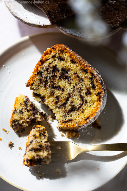 Detailaufnahme der saftigen Krume eines Eierlikör-Gugelhupfs mit Schokostreuseln