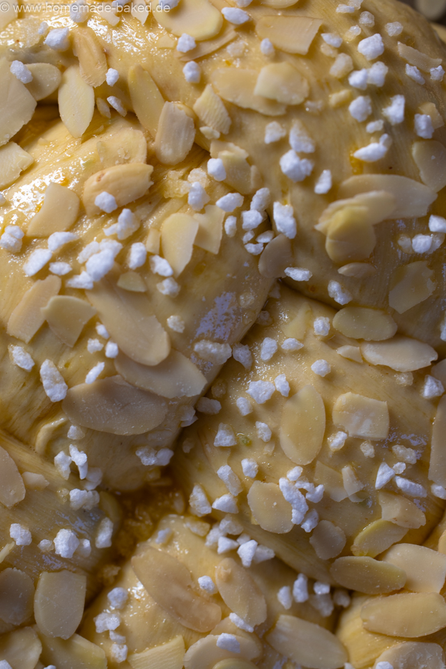 Geflochtener Osterfladen mit Mandeln und Hagelzucker vor dem Backen