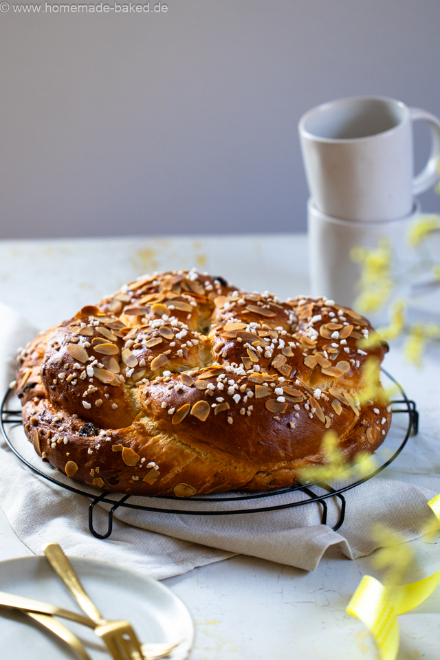 Geflochtener Osterfladen mit Mandeln und Hagelzucker