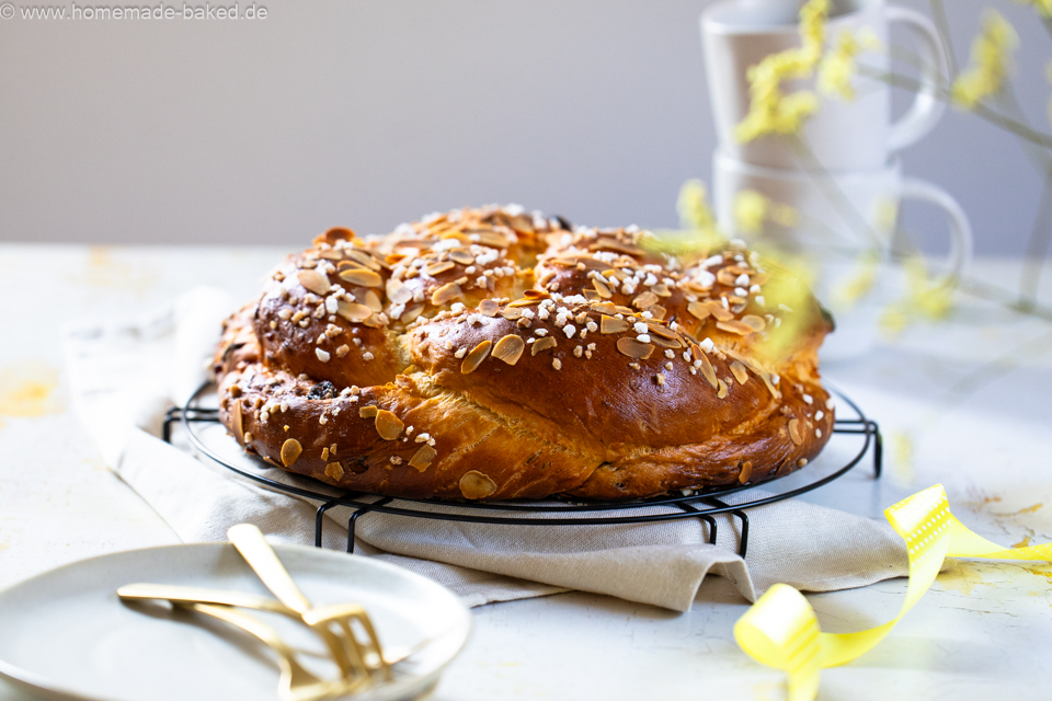 Geflochtener Osterfladen mit Mandeln und Hagelzucker