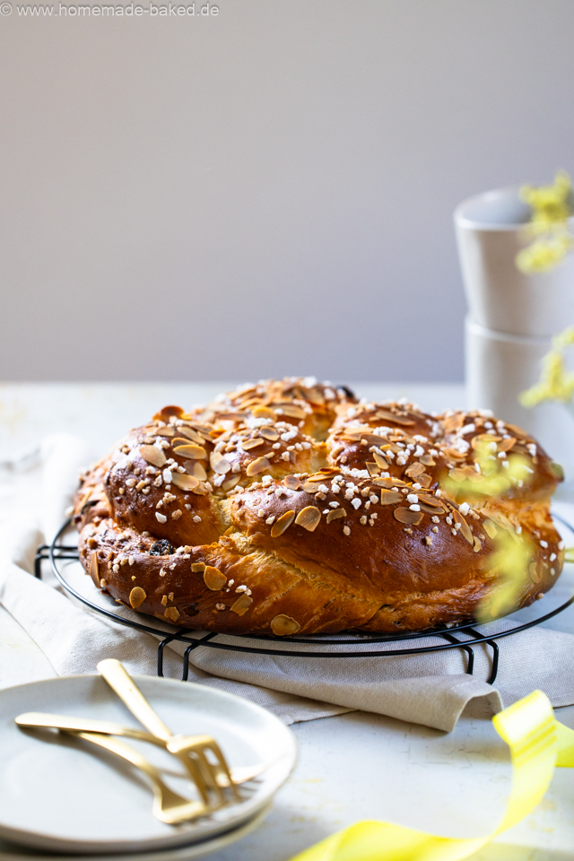 Geflochtener Osterfladen mit Mandeln und Hagelzucker