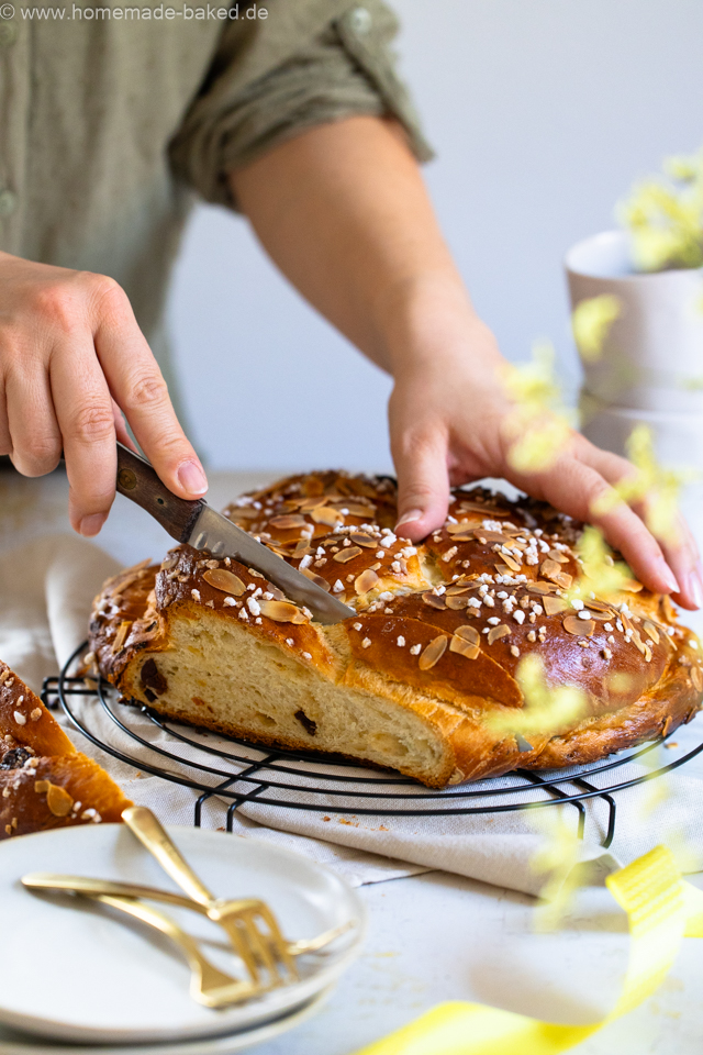 Geflochtener Osterfladen mit Mandeln und Hagelzucker - wird gerade angeschnitten