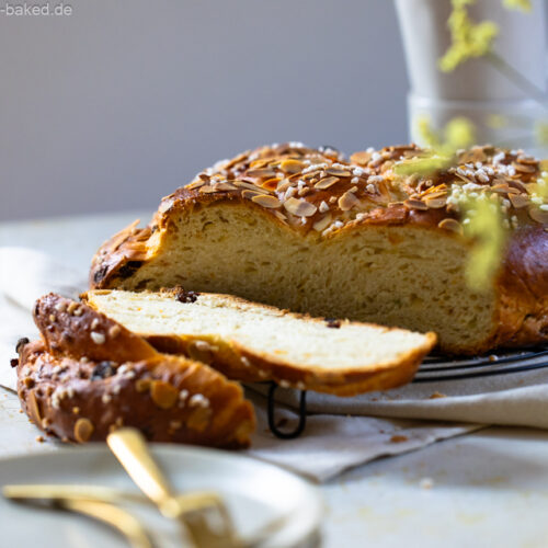 geflochtener osterfladen, aufgeschnitten mit saftiger Krume
