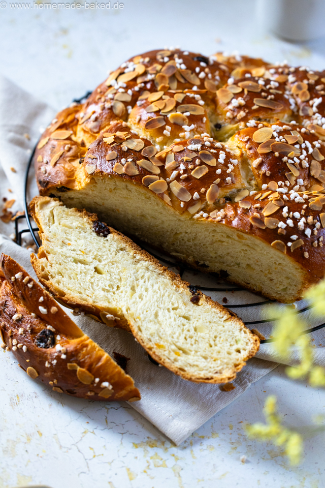 Luftige Krume eines geflochtenen Osterfladens