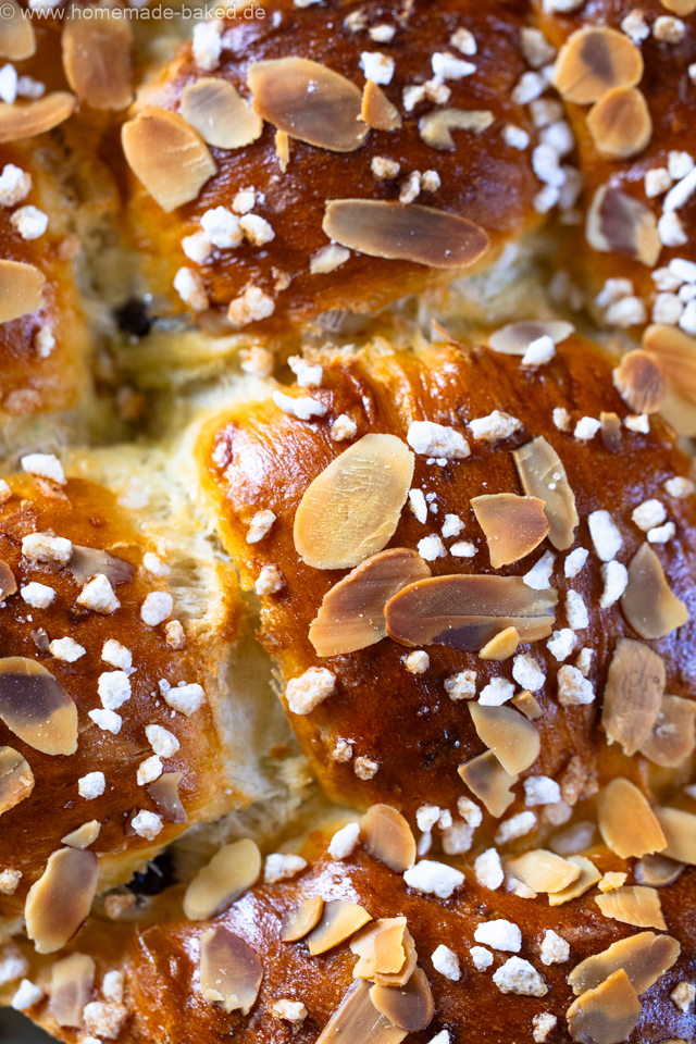 Geflochtener Osterfladen mit Mandeln und Hagelzucker - Detailaufnahme