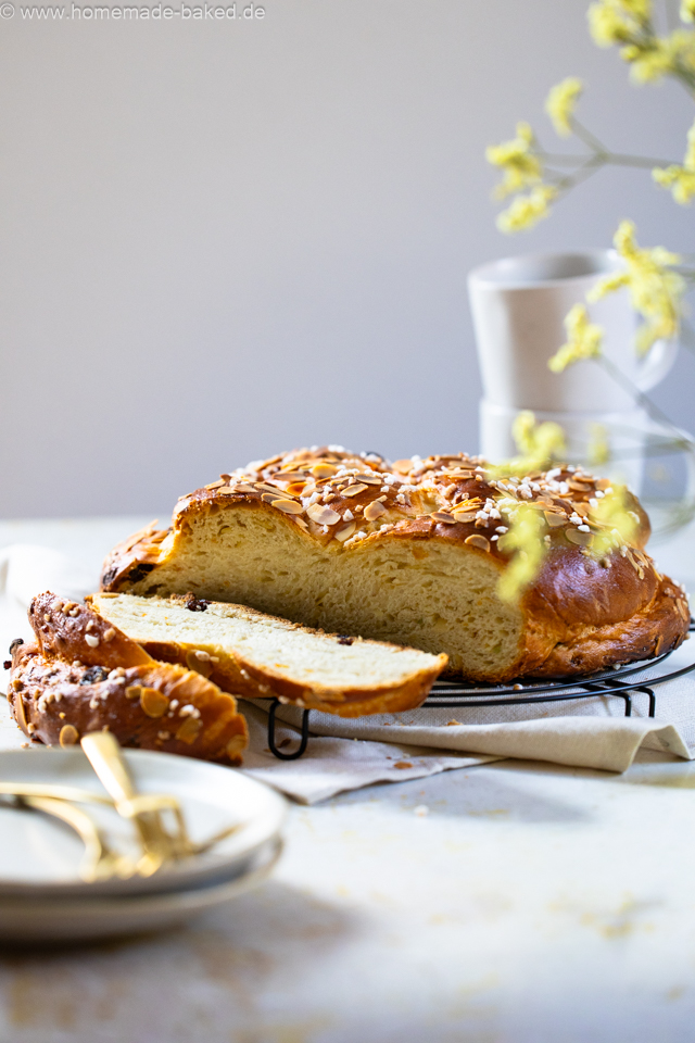 angeschnittener, Geflochtener Osterfladen mit Mandeln und Hagelzucker - saftige und luftige Krume ist sichtbar