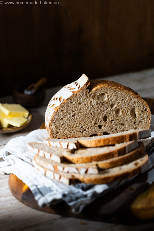 weizen emmer sauerteigbrot mit schönem Ährenmuster eingeschnitten auf einem Brett