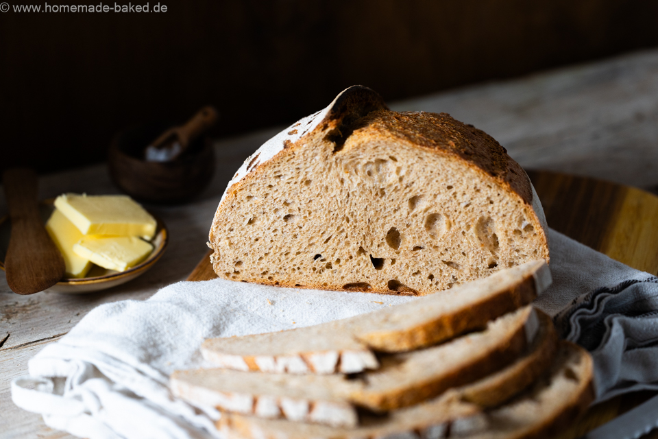 weizen emmer sauerteigbrot mit schönem Ährenmuster eingeschnitten auf einem Brett