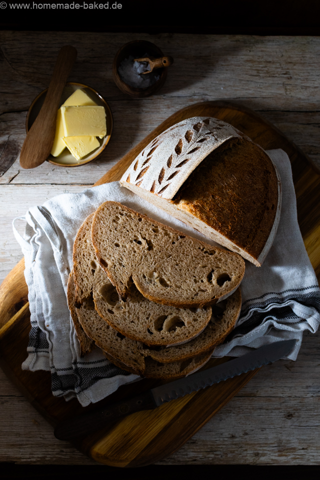 weizen emmer sauerteigbrot aufgeschnitten mit schönem Ährenmuster eingeschnitten auf einem Brett