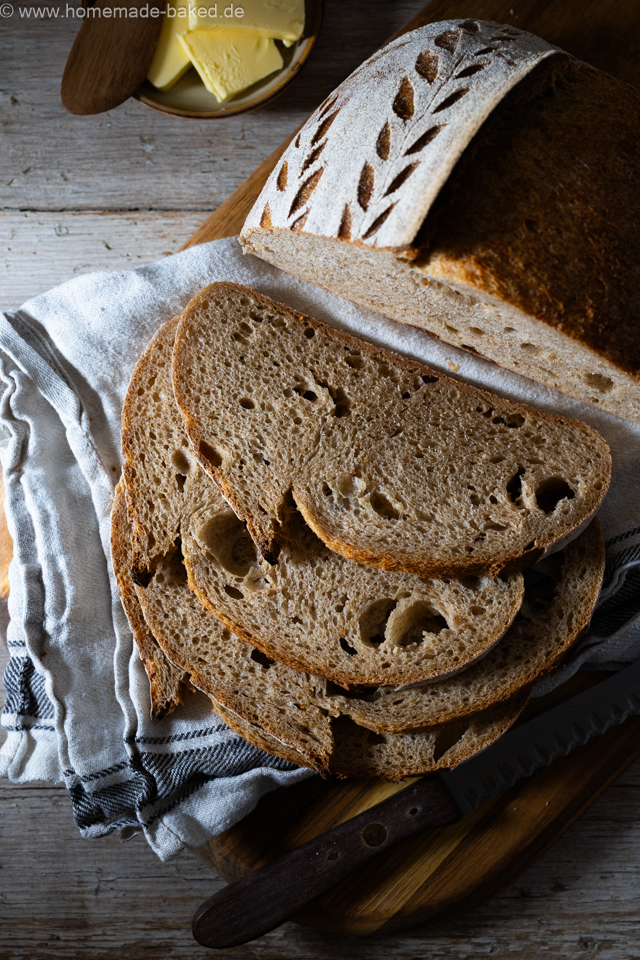 weizen emmer sauerteigbrot mit schönem Ährenmuster aufgeschnitten auf einem Brett