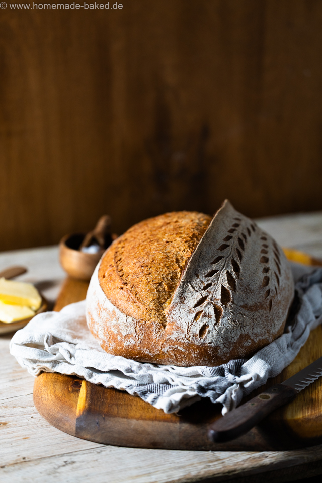 weizen emmer sauerteigbrot mit schönem Ährenmuster eingeschnitten auf einem Brett