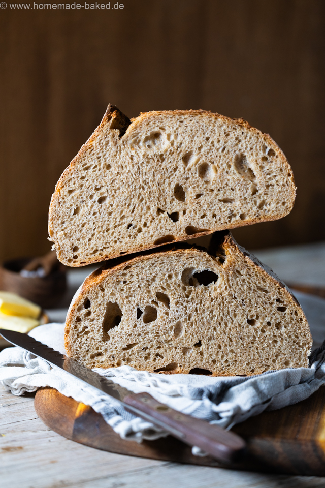 Halbiertes emmer-weizen-sauerteigbrot übereinandergelegt.