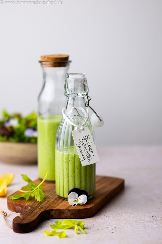 Cremiges Bärlauch-Buttermilch-Dressing mit frischem Bärlauch in Flaschen