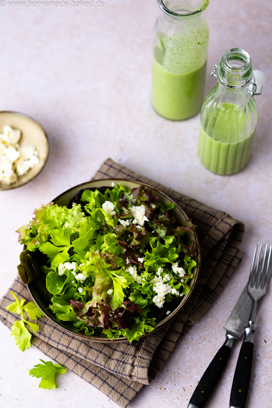 Cremiges Bärlauch-Buttermilch-Dressing mit frischem Bärlauch auf Salat mit Feta