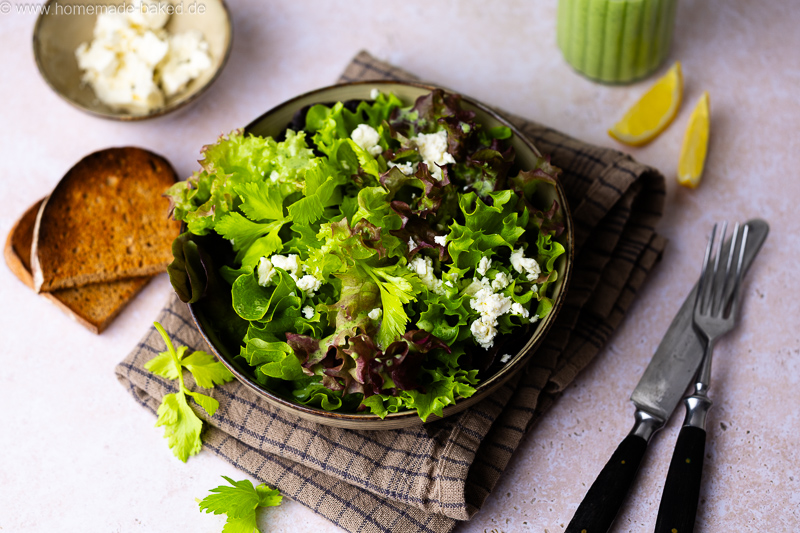 Frischer Salat mit Bärlauch-Dressing mit Buttermilch, Feta und geröstetem Brot