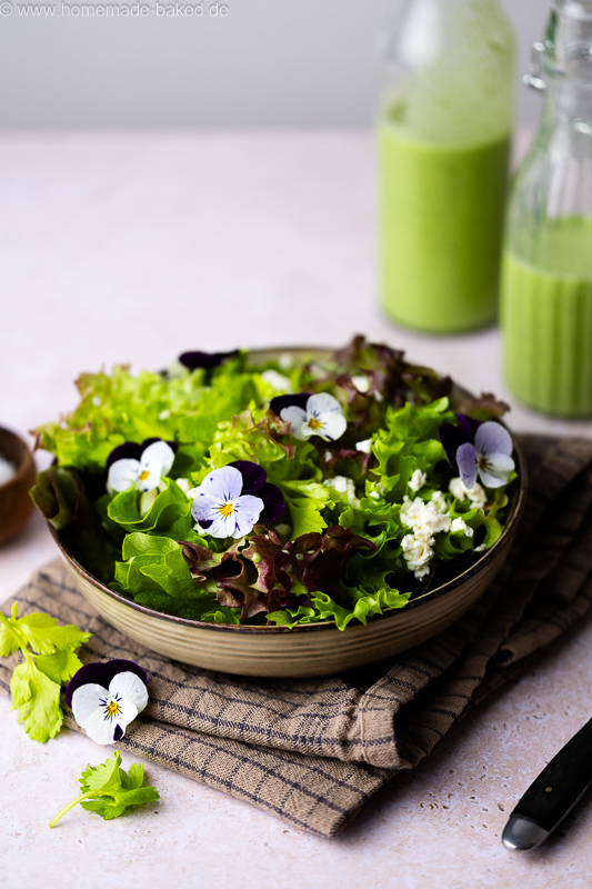 Frischer Salat mit Bärlauch-Buttermilch-Dressing, Feta und essbaren Blumen
